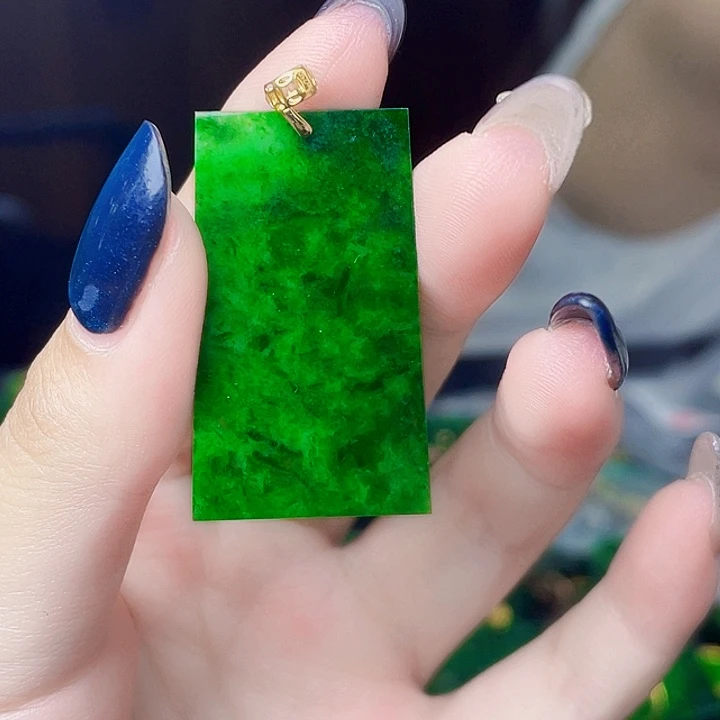 颈饰18K金镶嵌翡翠多样性