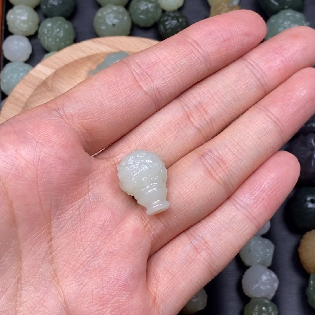 炮***哥和田玉未镶嵌颈饰