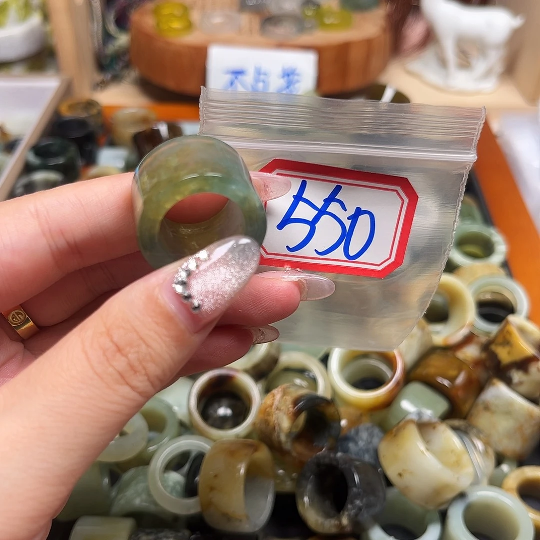随****蛇纹石玉未镶嵌戒指