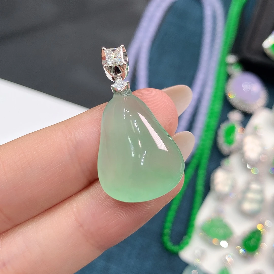 翡翠18K金镶嵌颈饰正冰果冻胶甜绿福瓜 48小时鉴赏期