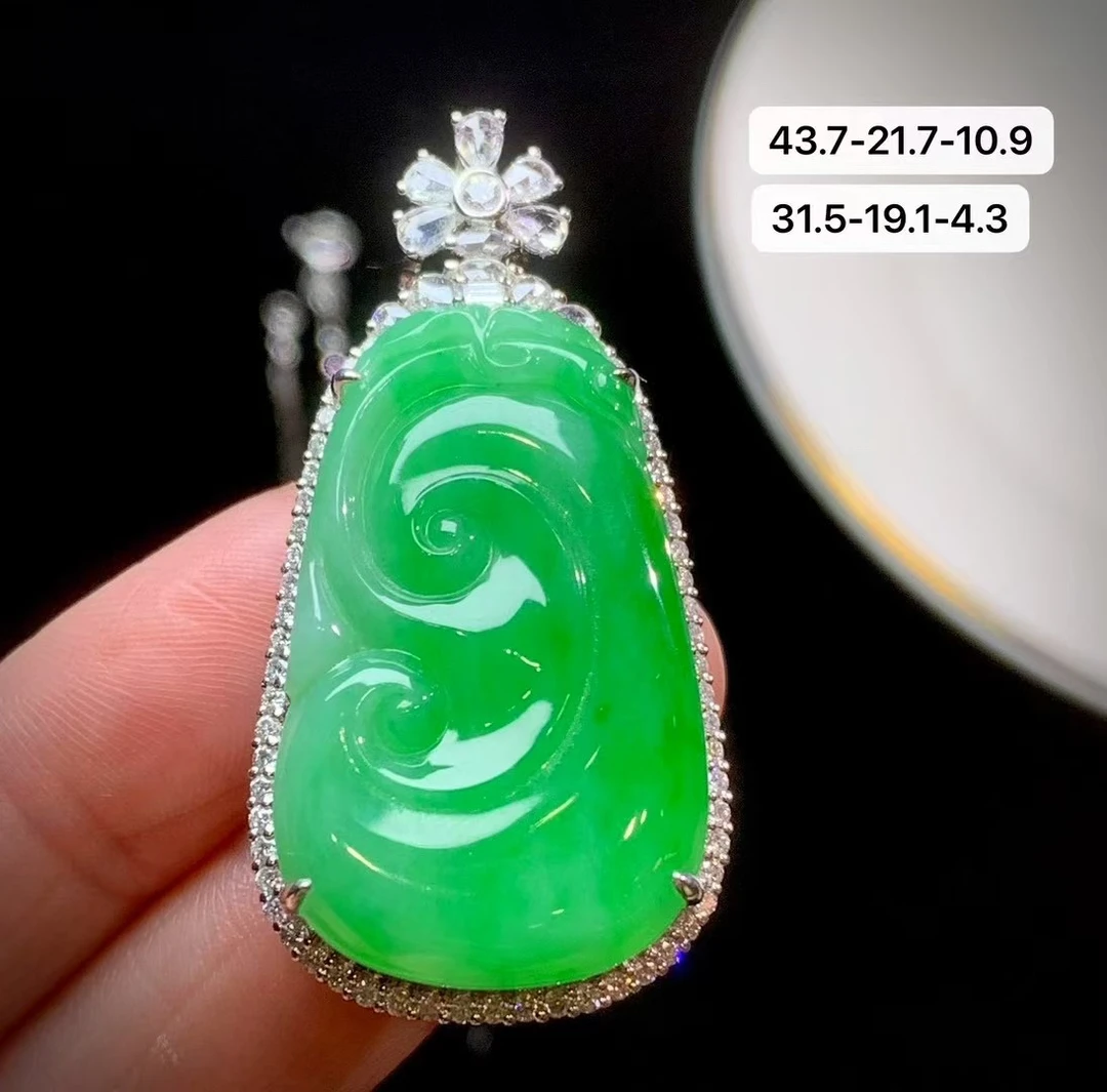 18K金镶嵌满绿如意翡翠吊坠 寓意吉祥平安如意 细润灵秀 QXY50218