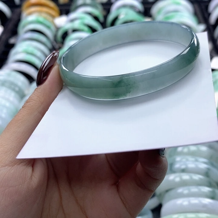 翡翠未镶嵌手镯公主