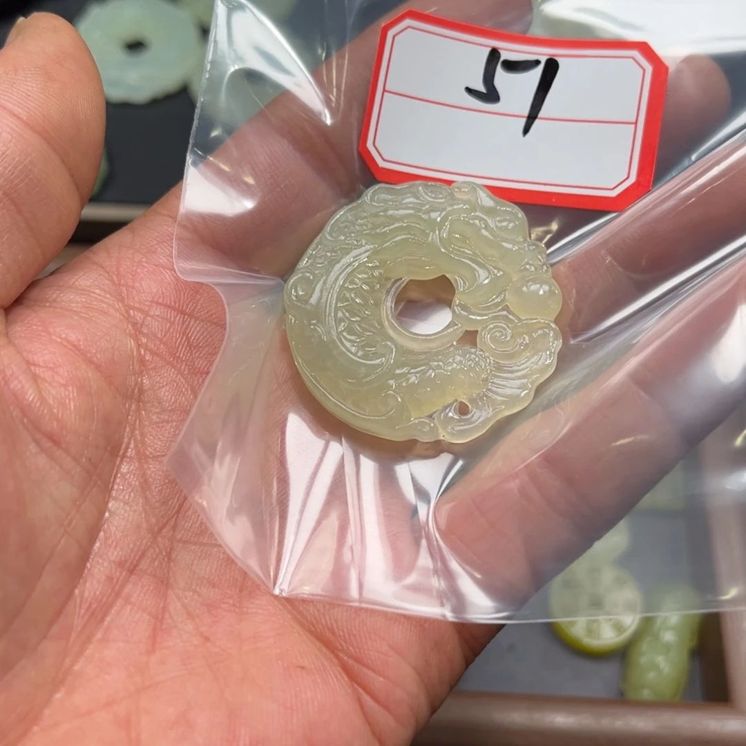 蛇纹石玉颈饰合金戚*