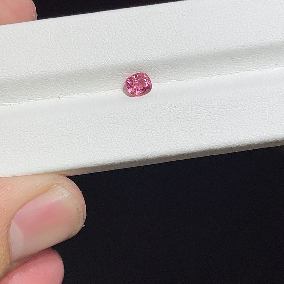 尖晶石裸石裸石绝地