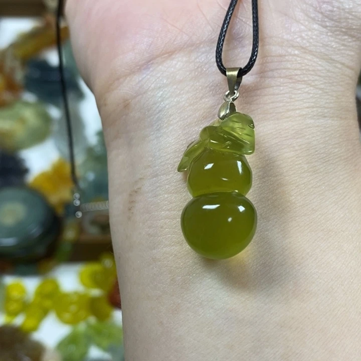未镶嵌蛇纹石玉吊坠