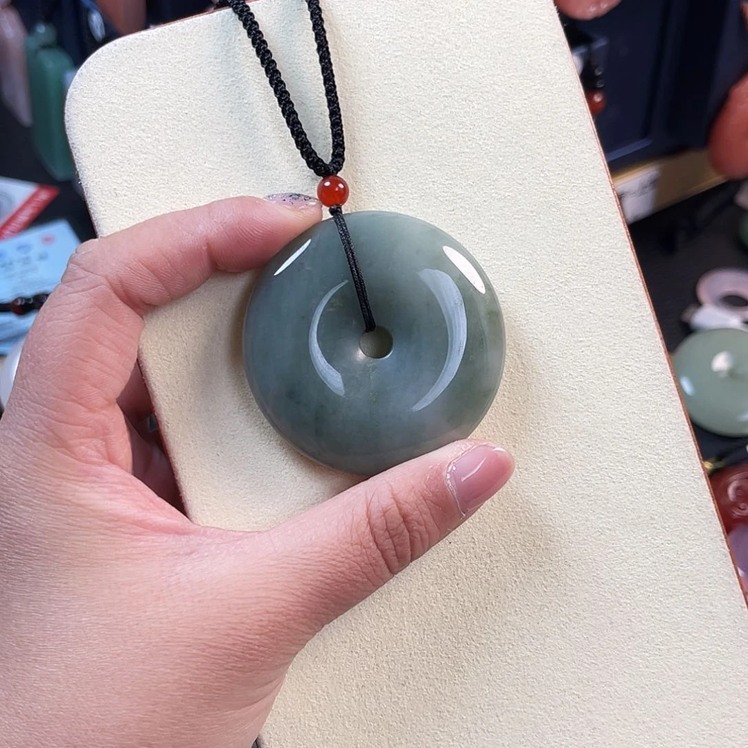 颈饰未镶嵌石英质玉卫***粉