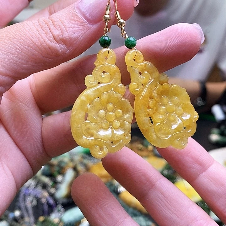 翡翠未镶嵌颈饰一对