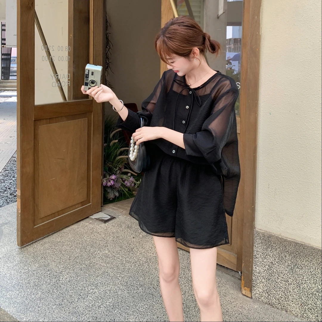 巨好看的夏装一整套2025爆款韩里韩气黑色防晒衬衣阔腿短裤两件套