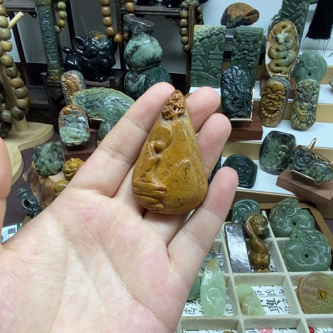 未镶嵌岫岩河磨玉（透闪石质玉）把件