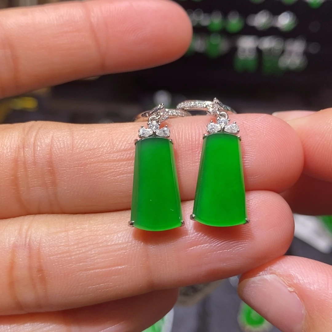 18K金镶嵌翡翠耳饰方牌耳坠