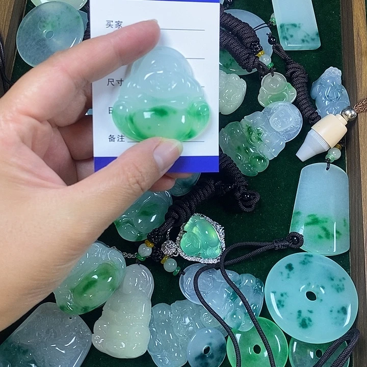 翡翠未镶嵌颈饰佛公