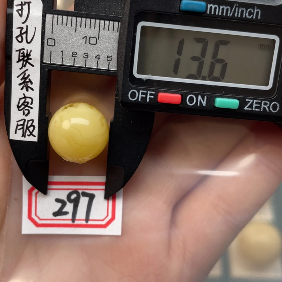 琥珀裸石未镶嵌?**?蜜蜡