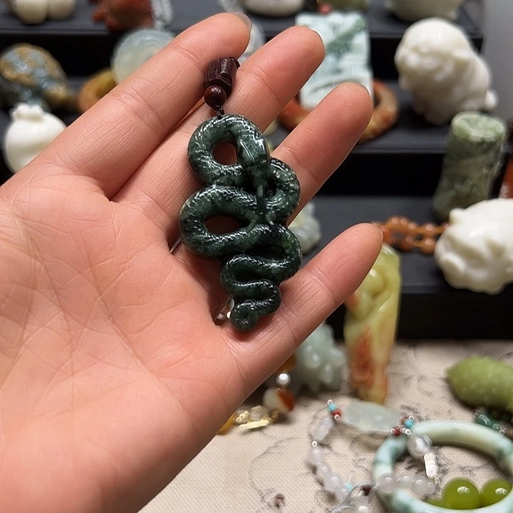 蛇纹石玉挂件未镶嵌