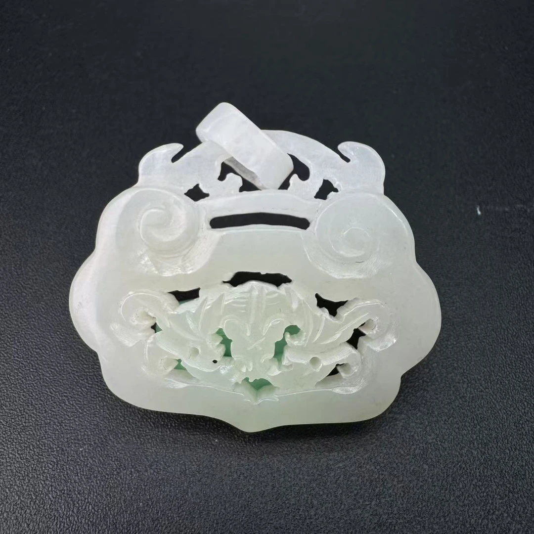 LOT.12/20世纪和田玉镂空锁型佩/Q506003