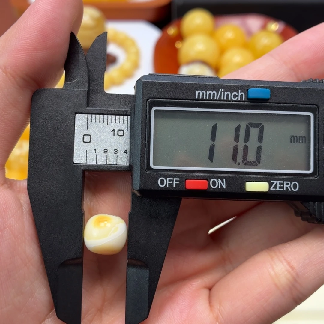 琥珀未镶嵌珠宝奇石乌料瓷白飘花带沁老型11mm