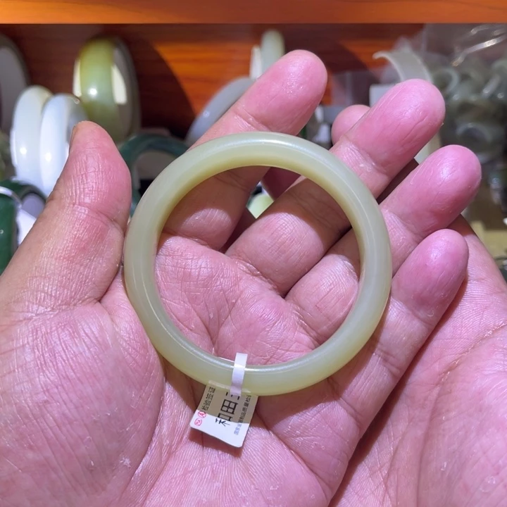 京***伟和田玉未镶嵌颈饰