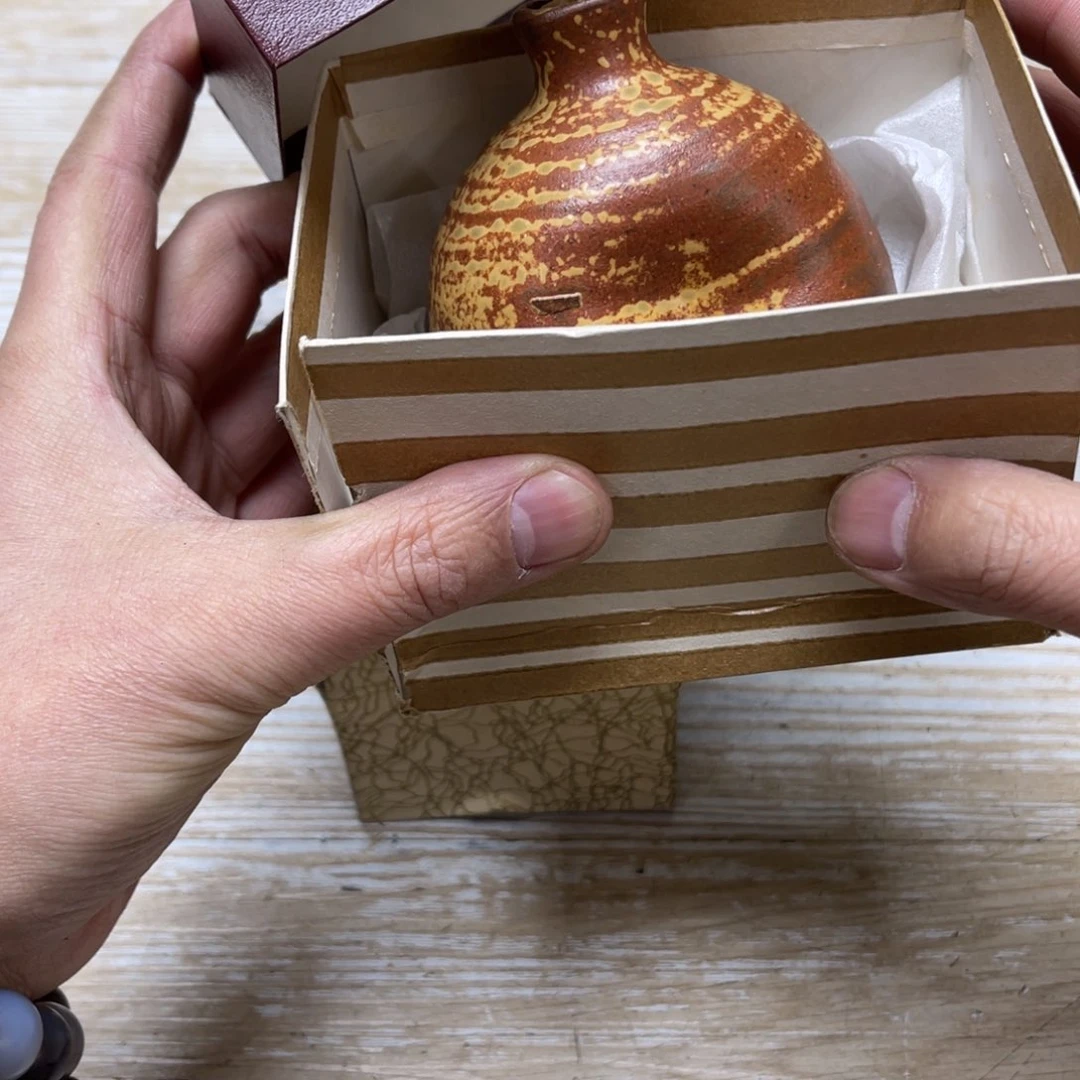 瓷片一****行密密麻麻地排列着一个