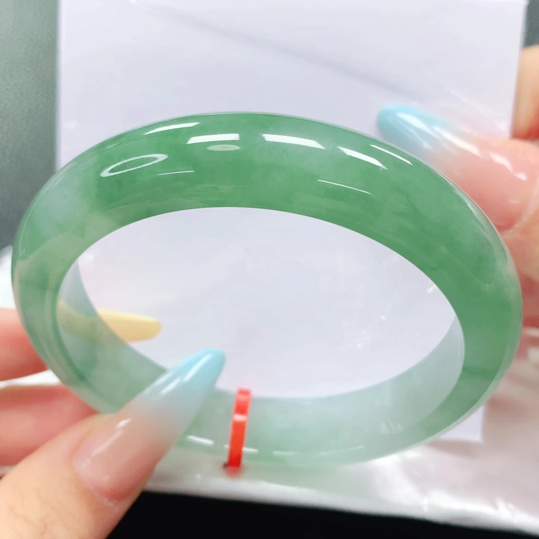 翡翠手镯未镶嵌58。