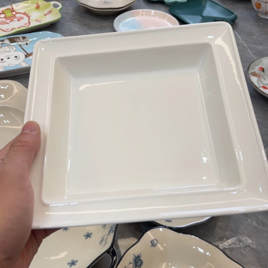 陶瓷微瑕餐具介意勿拍，满18飞！