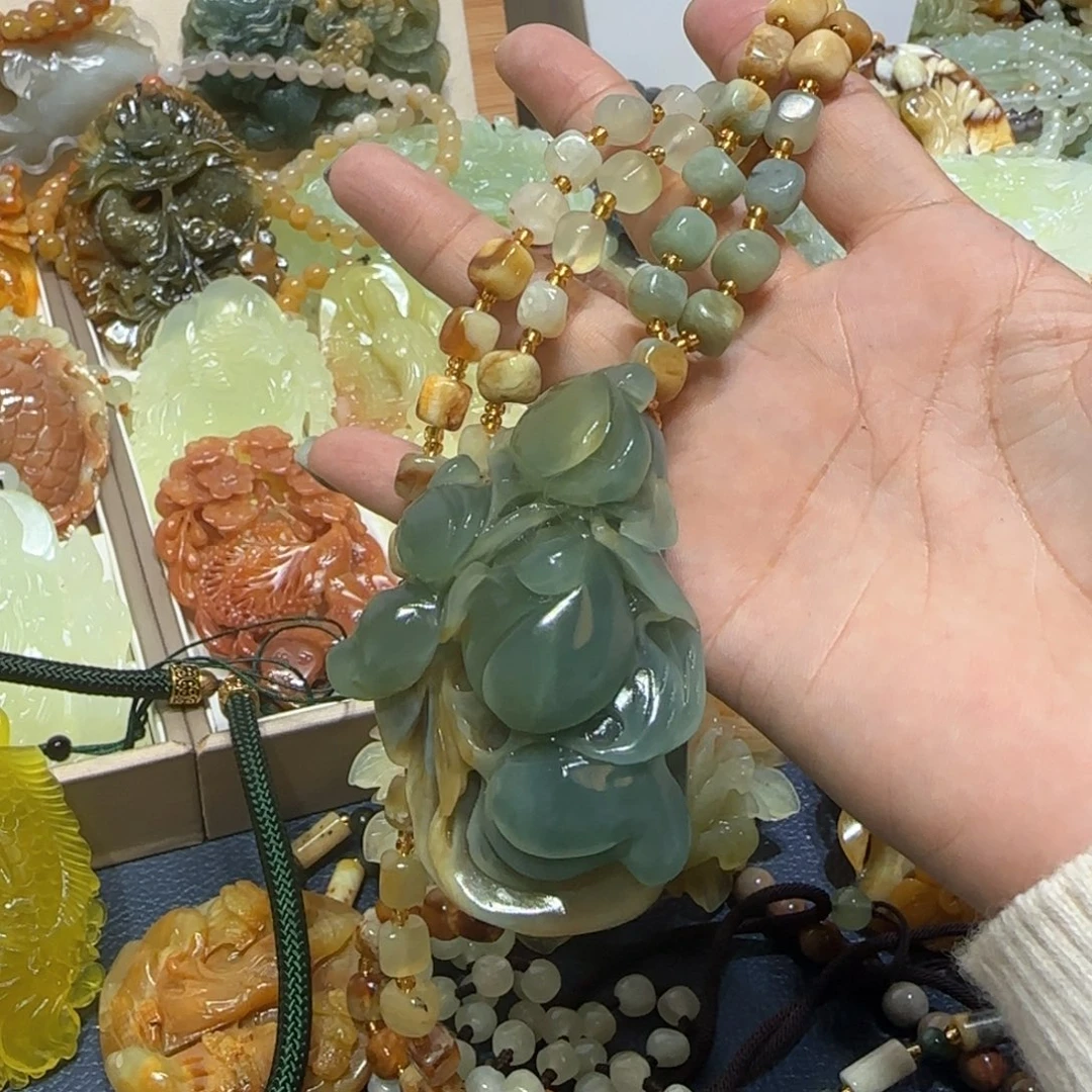 未镶嵌蛇纹石玉吊坠