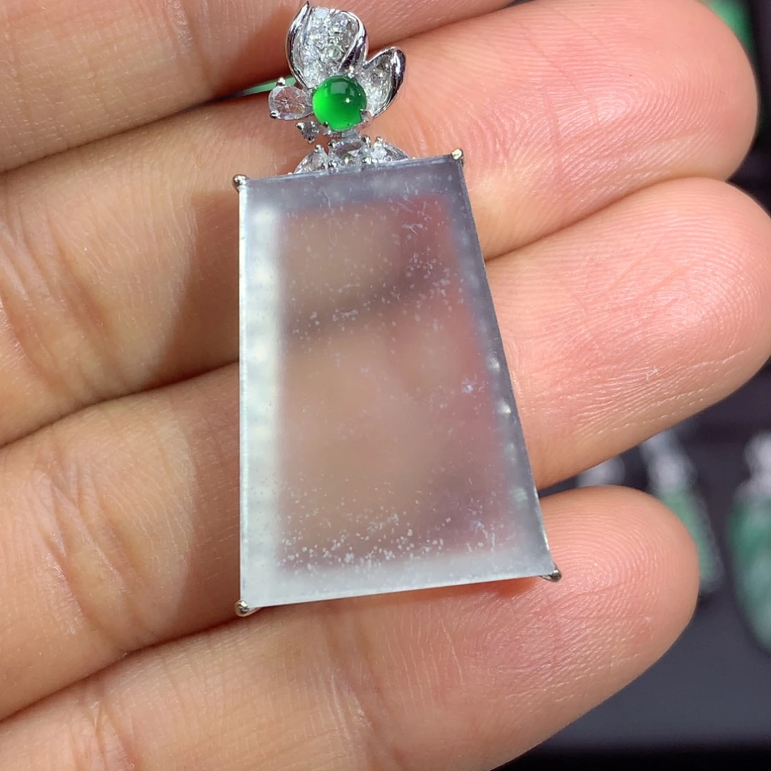 颈饰18K金镶嵌翡翠上新