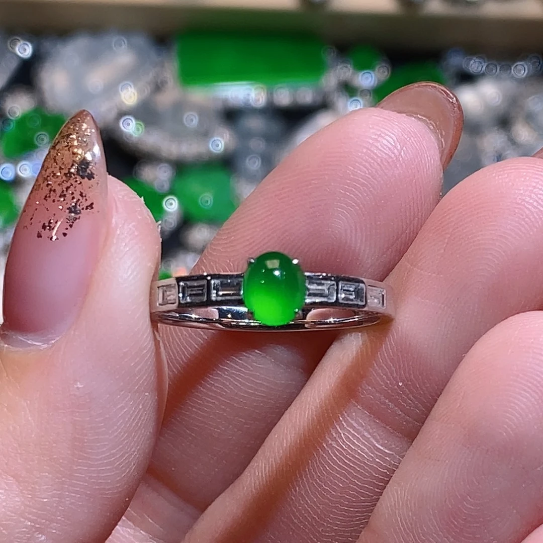 翡翠戒指18K金镶嵌蛋面