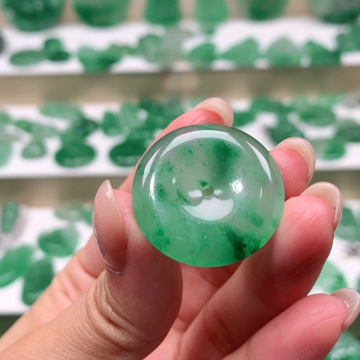 颈饰未镶嵌石英质玉