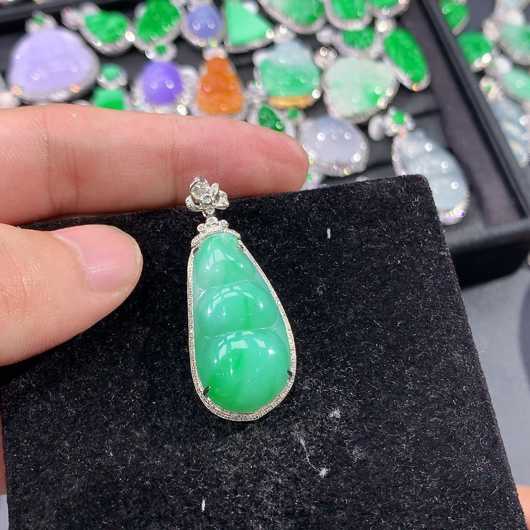 翡翠18K金镶嵌颈饰