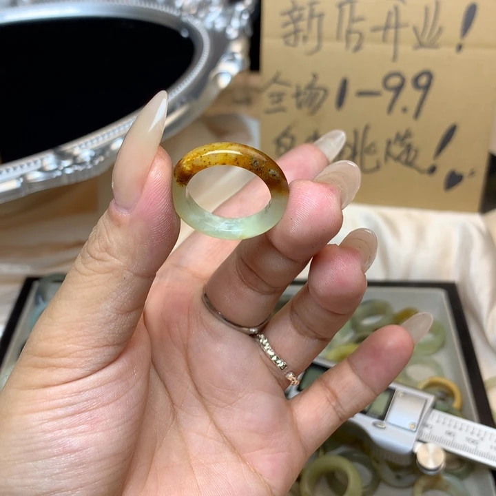嘚***茶合金蛇纹石玉戒指