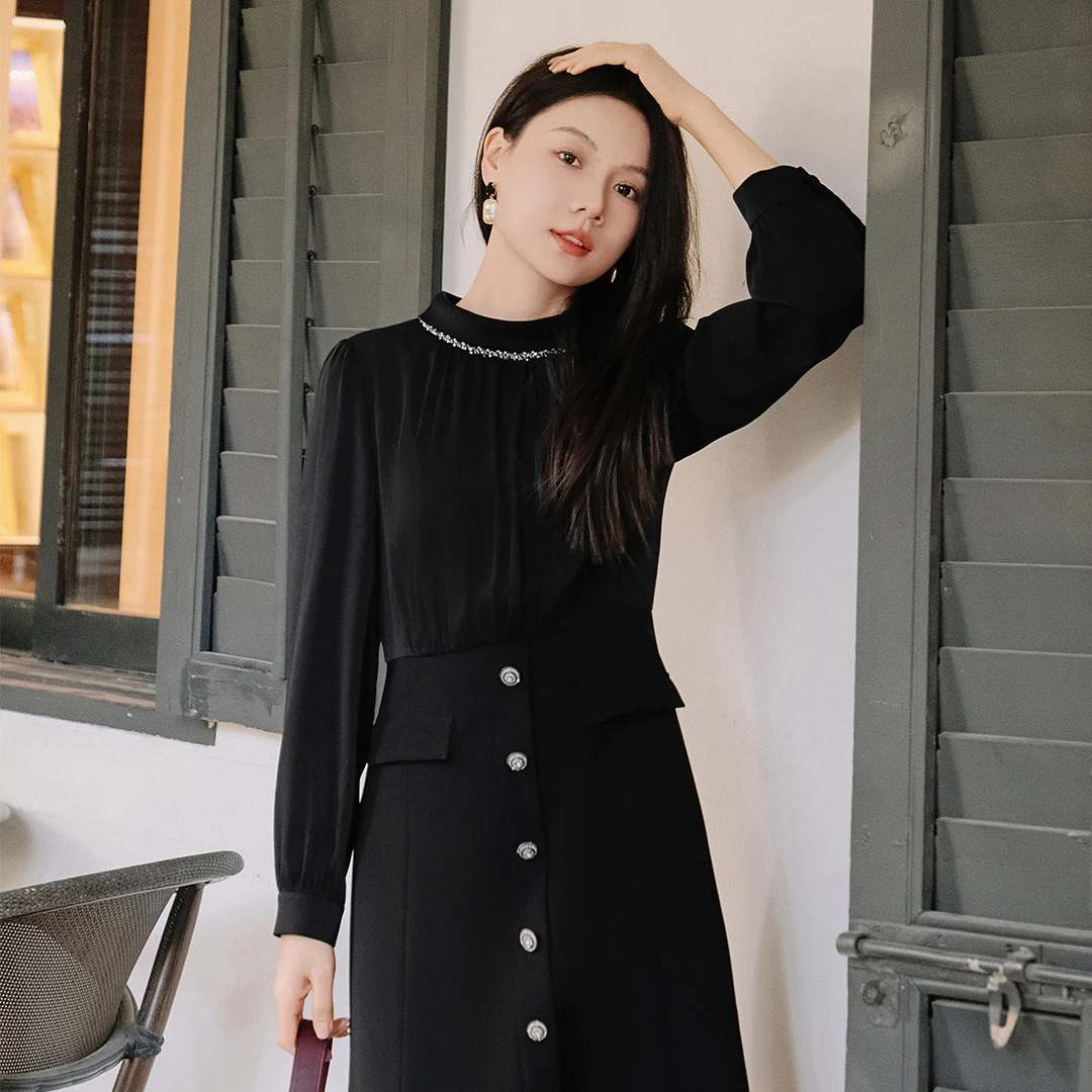 谭飞星途璀璨连衣裙2025年早春新款黑色气质优雅半高领长袖裙子
