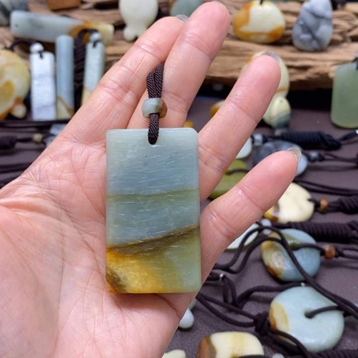 聂***)蛇纹石玉未镶嵌颈饰