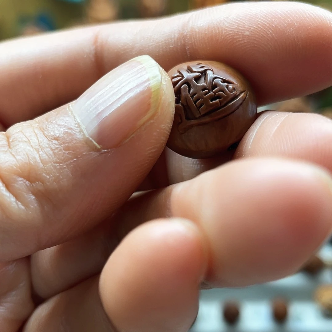 用****8秦岭野生龙纹桃核纯手工雕刻