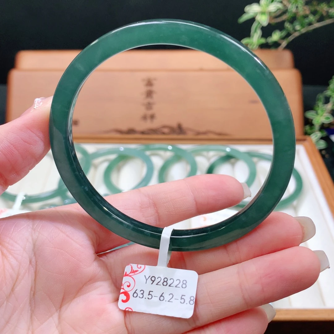 翡翠手镯未镶嵌天然