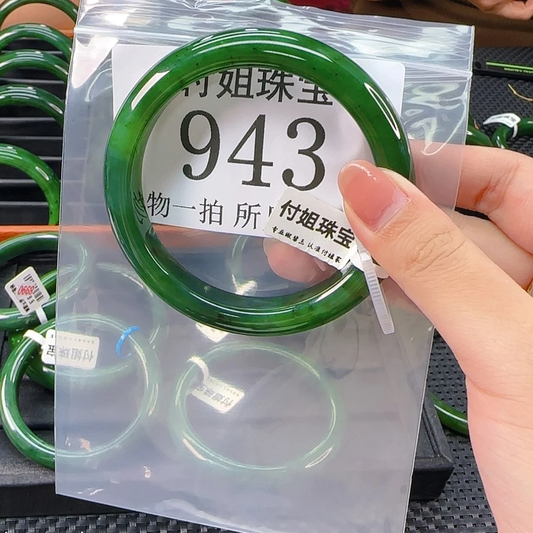 颈饰未镶嵌和田玉手镯65 943