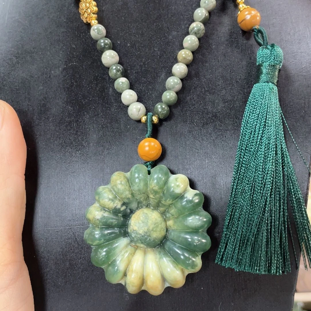 蛇纹石玉颈饰合金