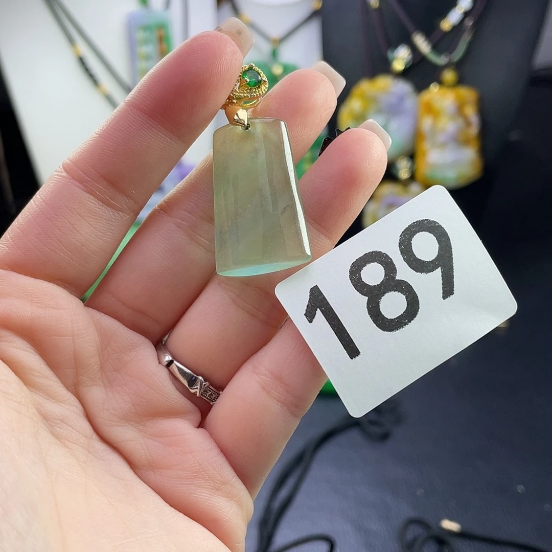 翡翠未镶嵌吊坠(赠链)