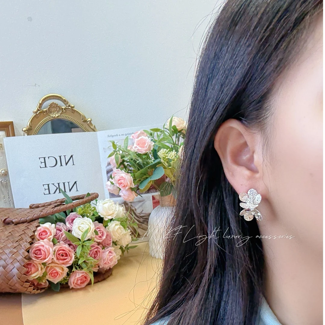 合金锆石耳饰 MCK 时尚锆石肌理感花朵耳钉女百搭精致耳饰110