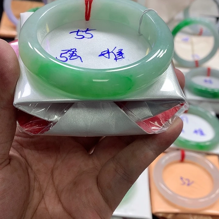 翡翠手镯未镶嵌翡翠