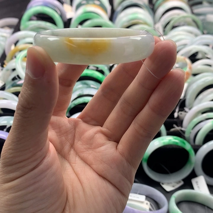 翡翠手镯未镶嵌翡翠