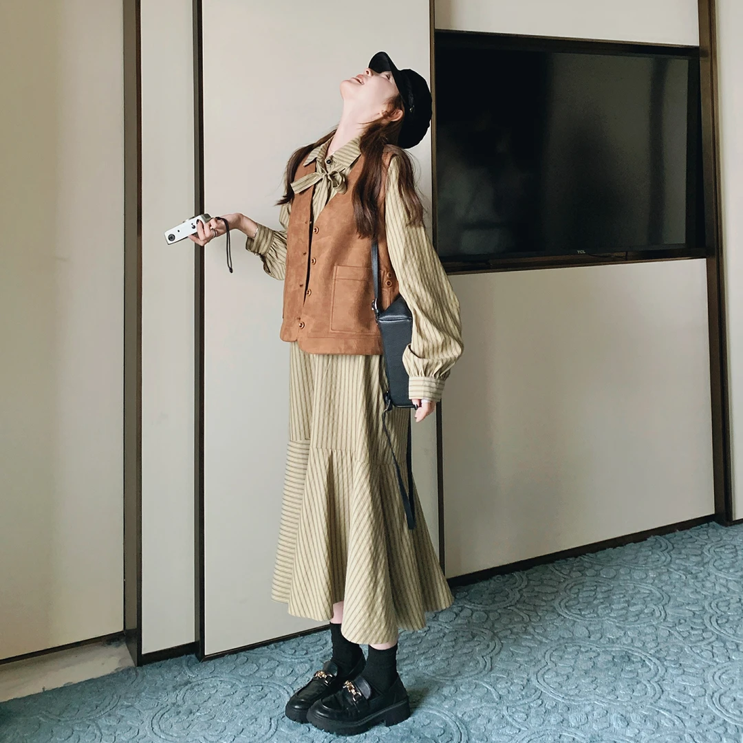 早秋复古英伦风穿搭女2025新款氛围感马甲叠穿条纹衬衫连衣裙套装