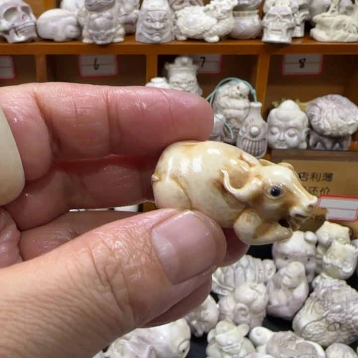 非金属配饰鹿角雕刻小牛