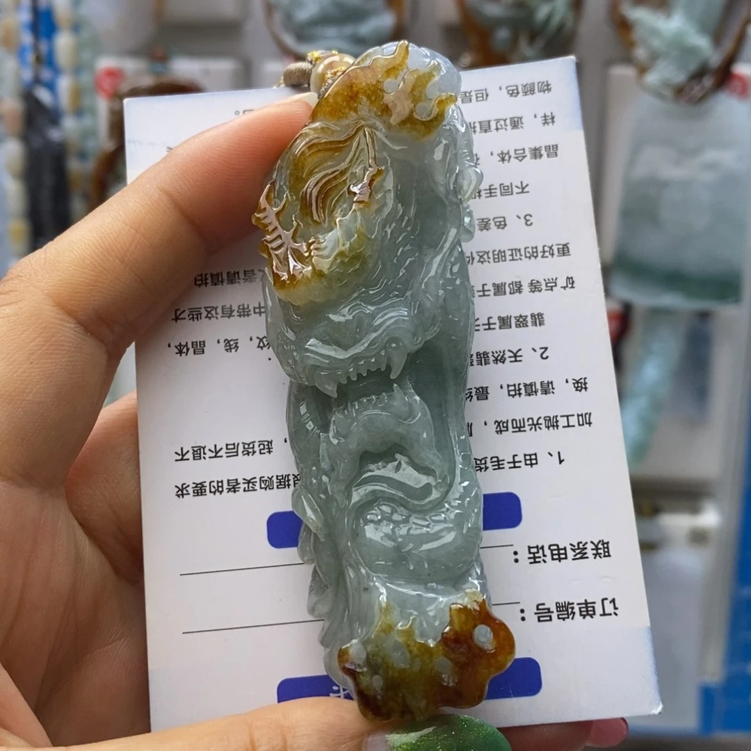 翡翠未镶嵌颈饰龙