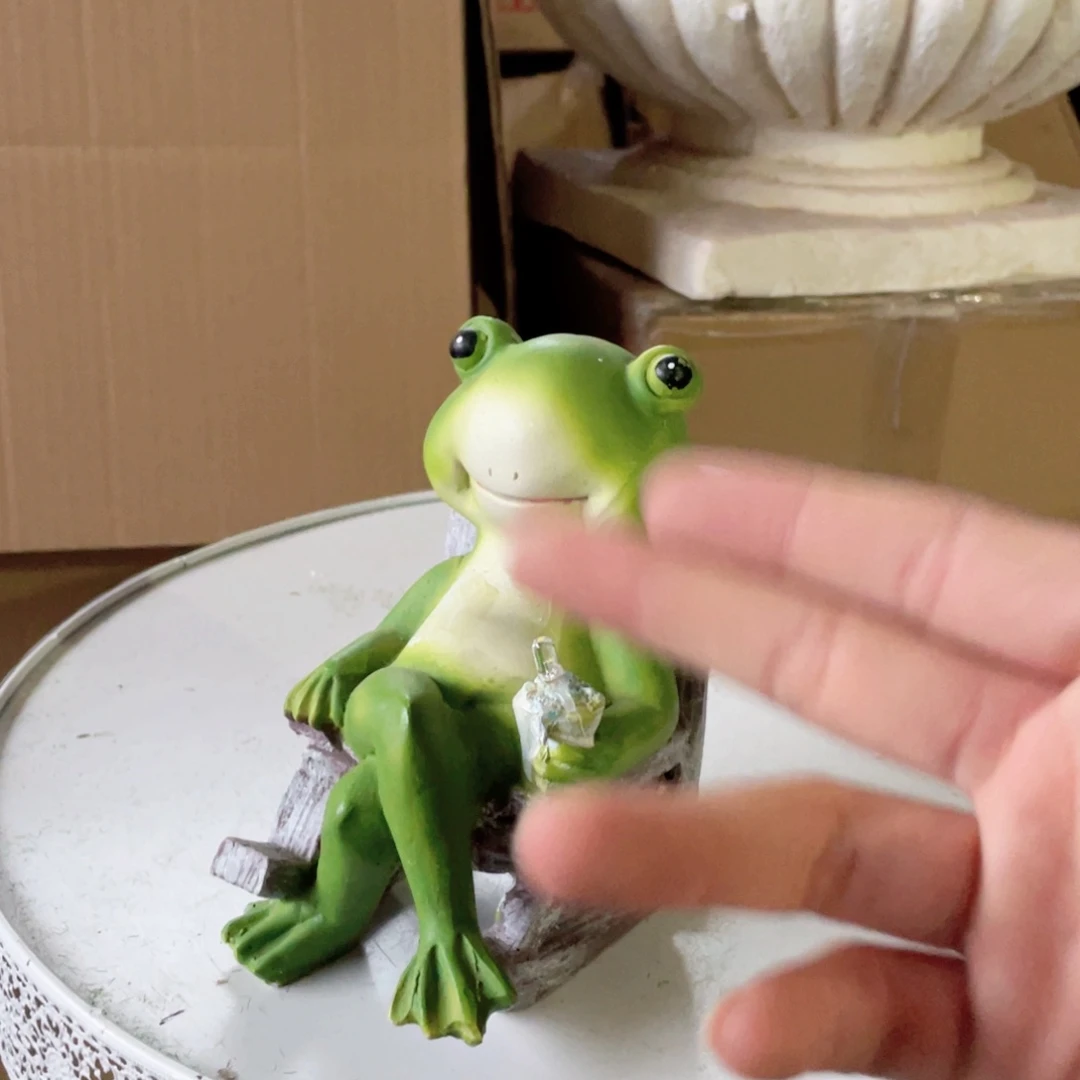 【闪购商品】树脂摇椅青蛙太阳能摆件