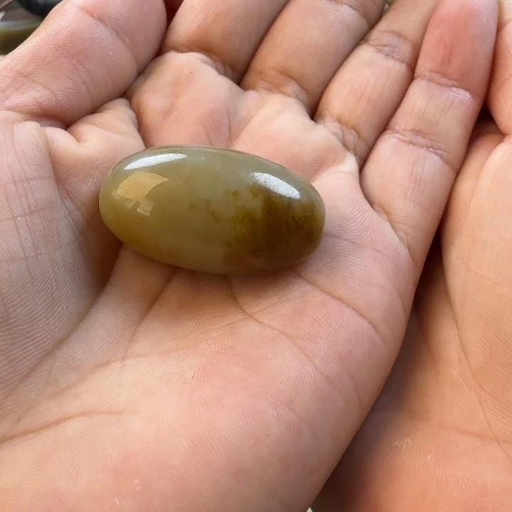 周***周和田玉未镶嵌颈饰