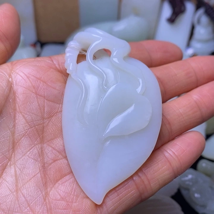 和田玉未镶嵌把件