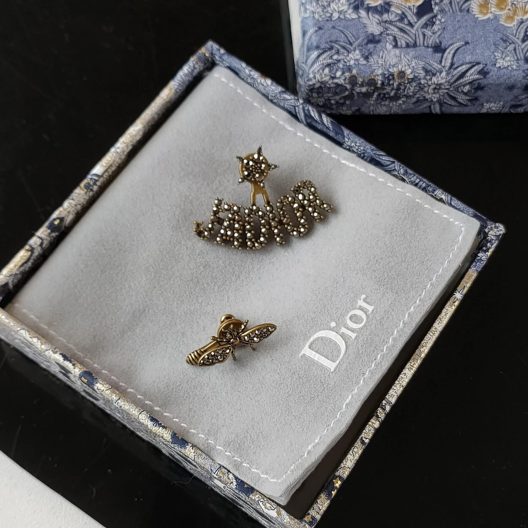 95新 DIOR/迪奥 Azul-满钻字母蜜蜂系列不对称耳钉46269