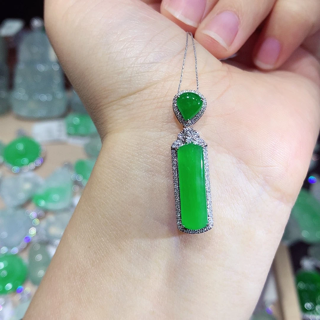 翡翠18K金镶嵌颈饰无事柱