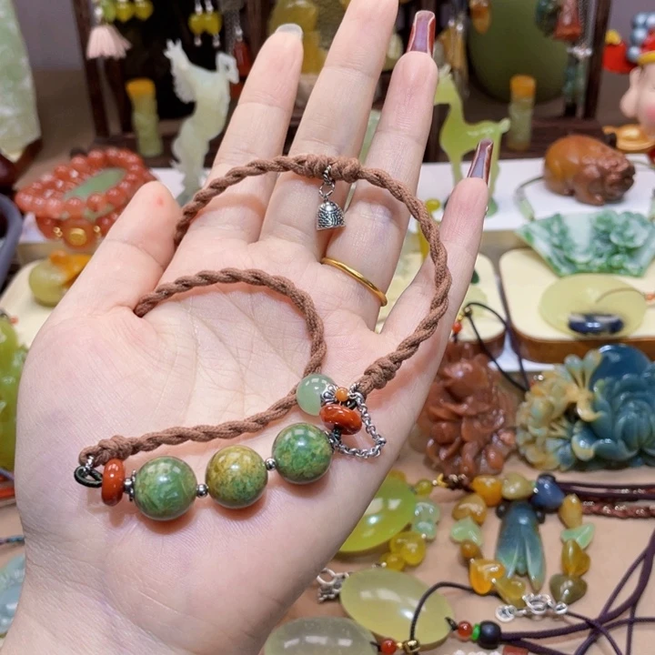 蛇纹石玉颈饰未镶嵌鱼**底