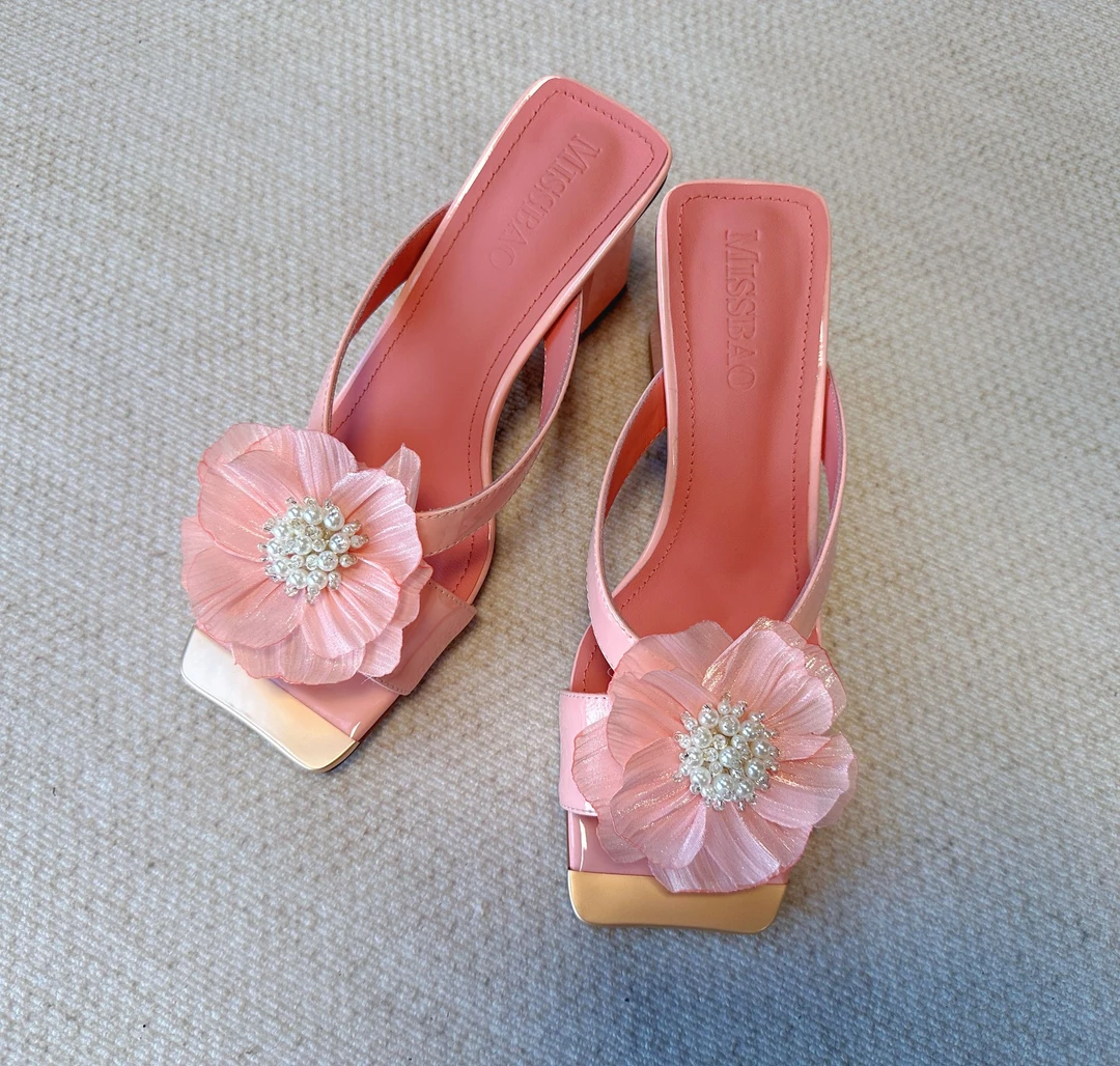 凉拖鞋法式粗跟珍珠花朵一字拖女外穿2025夏新款仙女风露趾拖鞋