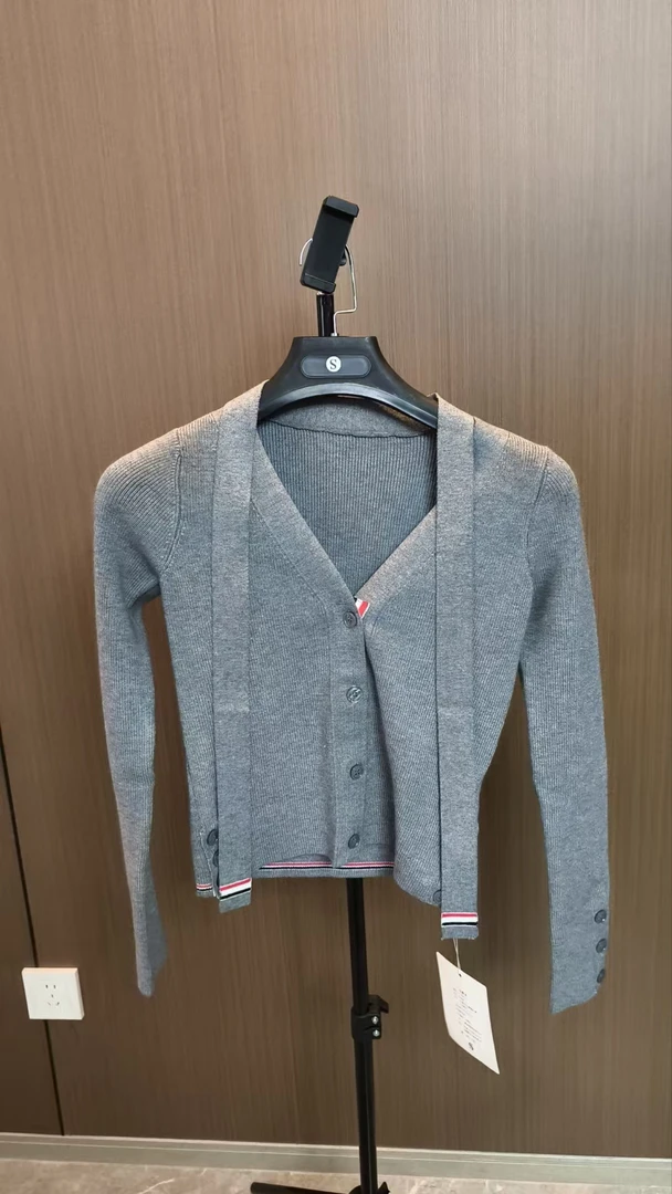 莲的百万 灰色毛衣